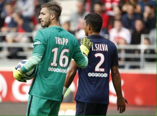 RomainCG75's tweet photo. Un récent ex joueur du #PSG m'a confié que si #Trapp n'était pas titulaire au club c'est en partie à cause de #ThiagoSilva qui n'apprecie guère jouer avec lui. Le Brésilien ne le trouve pas sûr. https://t.co/vTUNKXQI0r