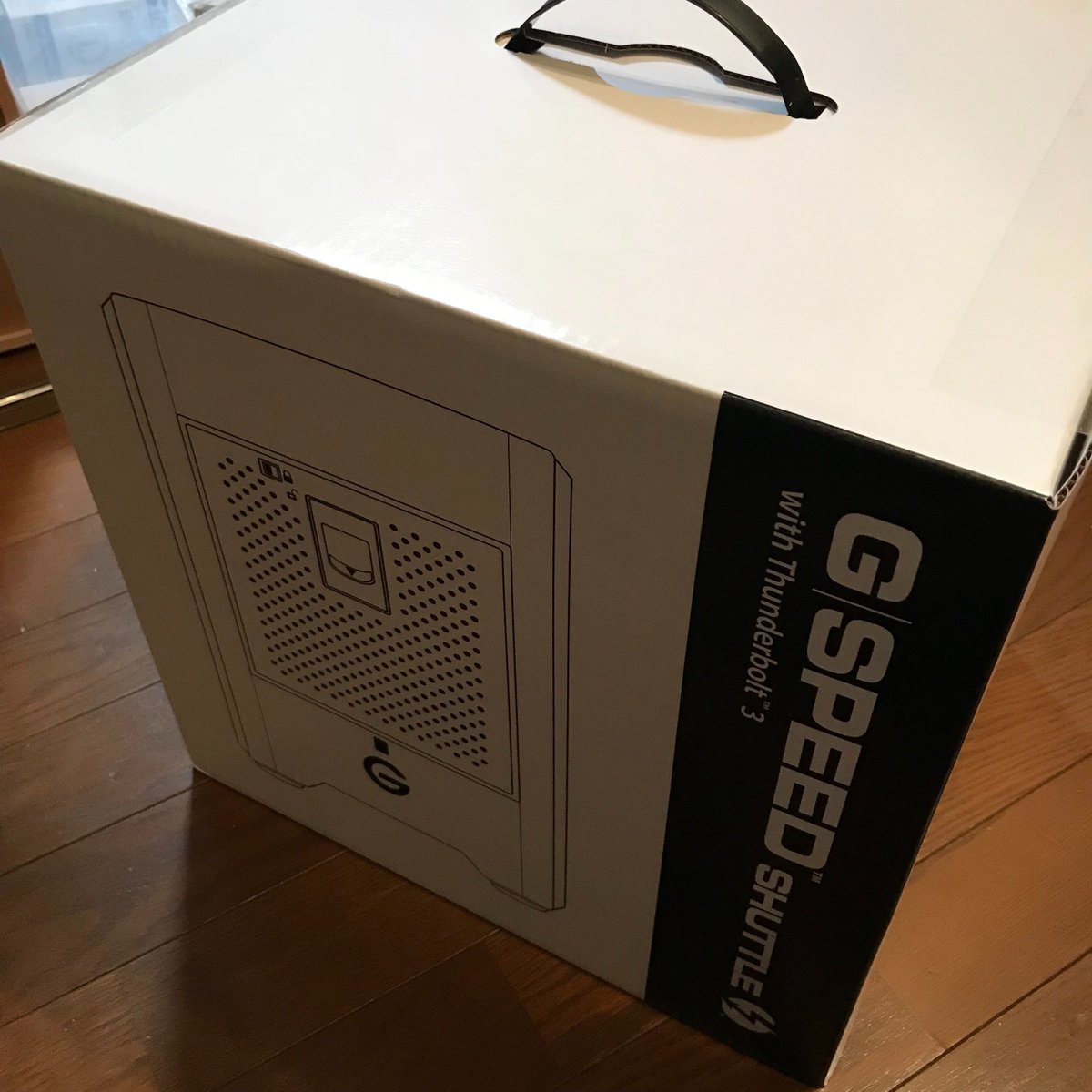 SAIKA's tweet image. Thunderbolt3の速いやつ、来た。
箱は白いヤツ、ボディは黒いので、赤いツノ付けねば
#GTechnology　#Thunderbolt3