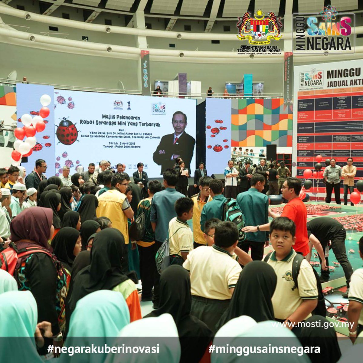 officialmosti's tweet photo. Yeay! berjaya.. 
Most number of mini bug robots launch in an avent #MalaysiaBookofRecords #MingguSainsNegara #NegarakuBerinovasi https://t.co/eoB2UbZWck