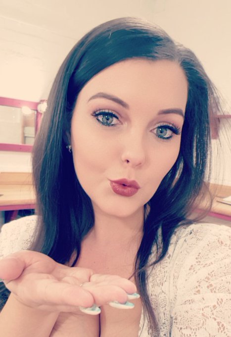 Good morning! Wishing you all a wonderful day 😘 #selfie #kiss https://t.co/HWNGATNKlg<a href="/tag/selfie"class="tags"><span>#selfie</span></a><a href="/tag/kiss"class="tags"><span>#kiss</span></a>