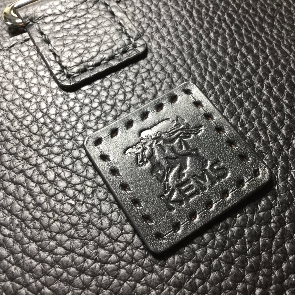 Kems From Atelier ブランドタグ Brand Kems ケムス レザー レザーバッグ バッグ 革鞄 かばん カバン ショルダーバッグ 斜め掛けバッグ タグ ブランドタグ 革タグ Leather Bag Leatherbag Shoulderbag Crossbodybag Mensbag