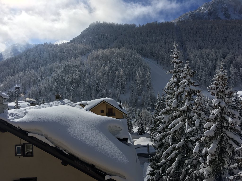 southmoor_ski's tweet photo. Hello from Italy ๐ฎ๐น on our last skiing โท and snowboarding ๐ day. Itโs a much brighter day with sun ๐ forecast later. Southmoor/Sandhill gangs #SMSKI https://t.co/a6A68YzPMf