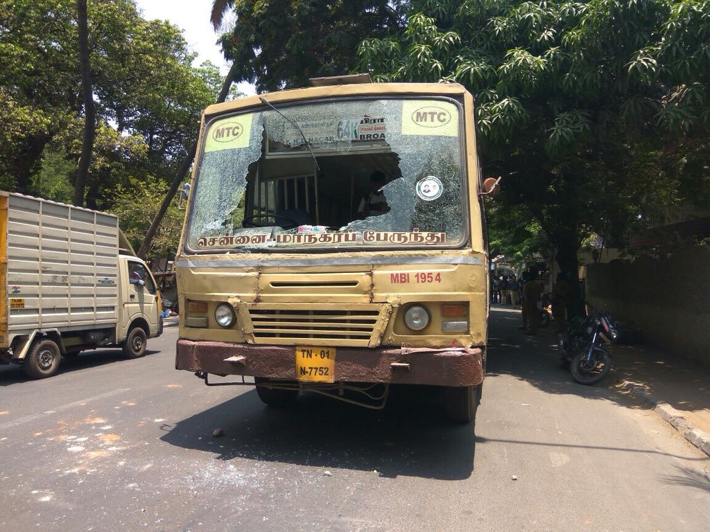 Mugilan__C's tweet photo. Stones pelted at government buses in various parts of Tamilnadu during Bandh called by #DMK https://t.co/EgWJEFe6OP