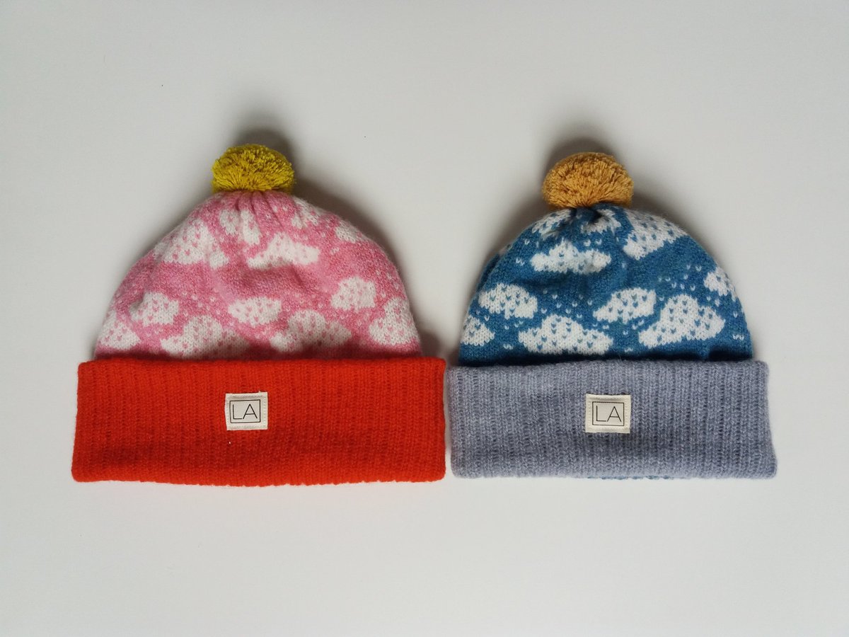 ☁️☁️Little cloud hats! ☁️☁️
Made in fine lambswool they are perfect for seeing us through the fresh mornings &amp; evenings of bright days like today.Enjoy those blue skies! Here's hoping we have a red sky in the evening.
#liadainaikenknitwear #ecofashion  #sustainablefashion