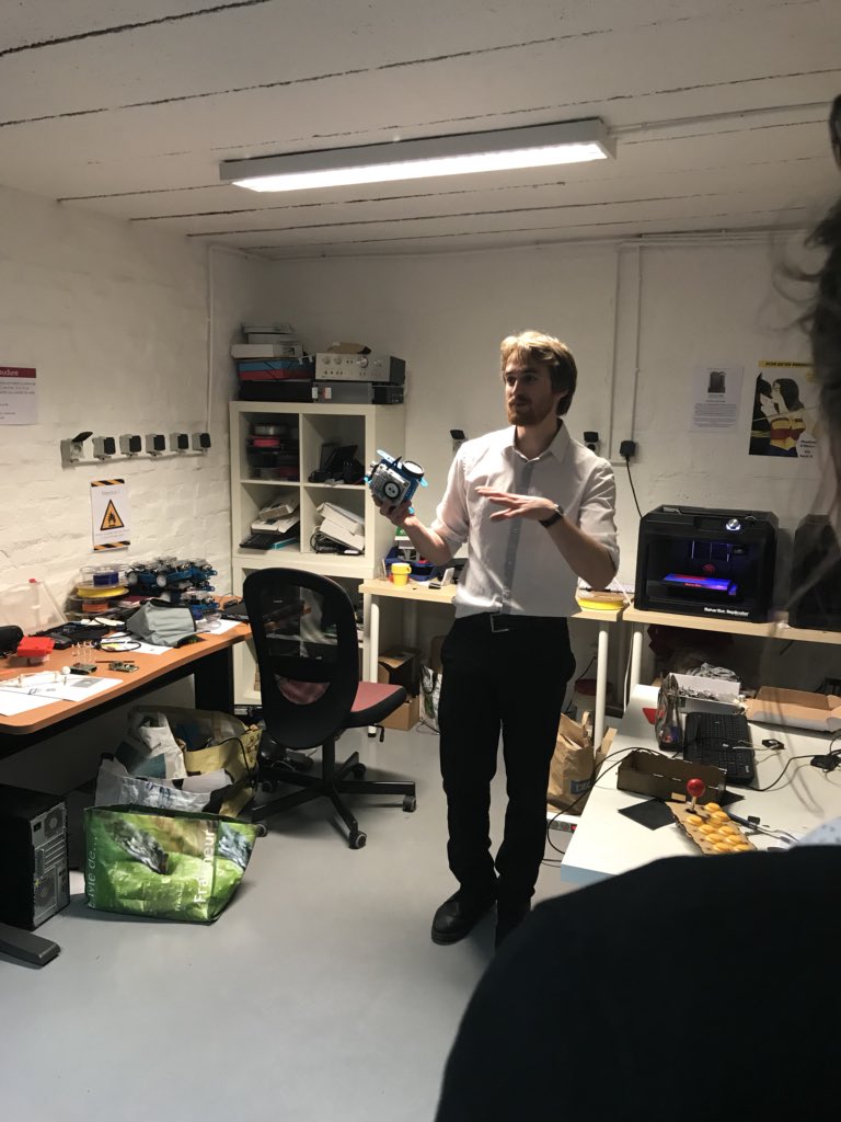 celinecalvez's tweet photo. Visite du FabLab @simplonco : ordinateurs, robots, imprimantes numériques, mais aussi du bois, des textiles #HighTech #LowTech  c’est de la #Tech ! #FDCampus  #Makers et #Makeuses https://t.co/44hcEg8ffZ