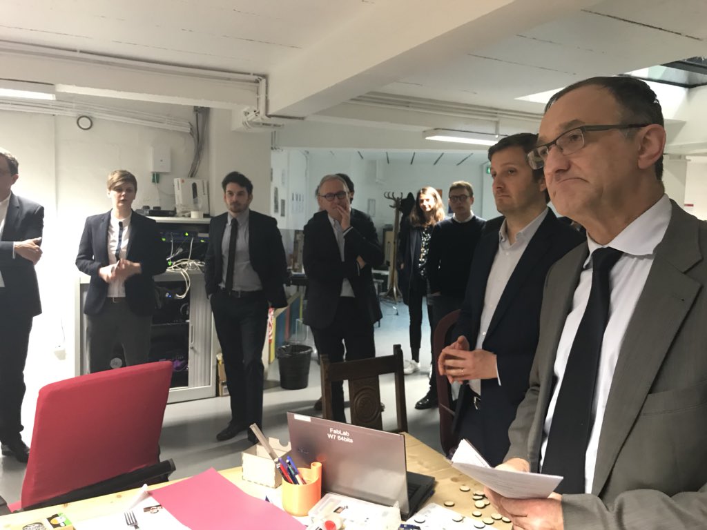 celinecalvez's tweet photo. Visite du FabLab @simplonco : ordinateurs, robots, imprimantes numériques, mais aussi du bois, des textiles #HighTech #LowTech  c’est de la #Tech ! #FDCampus  #Makers et #Makeuses https://t.co/44hcEg8ffZ