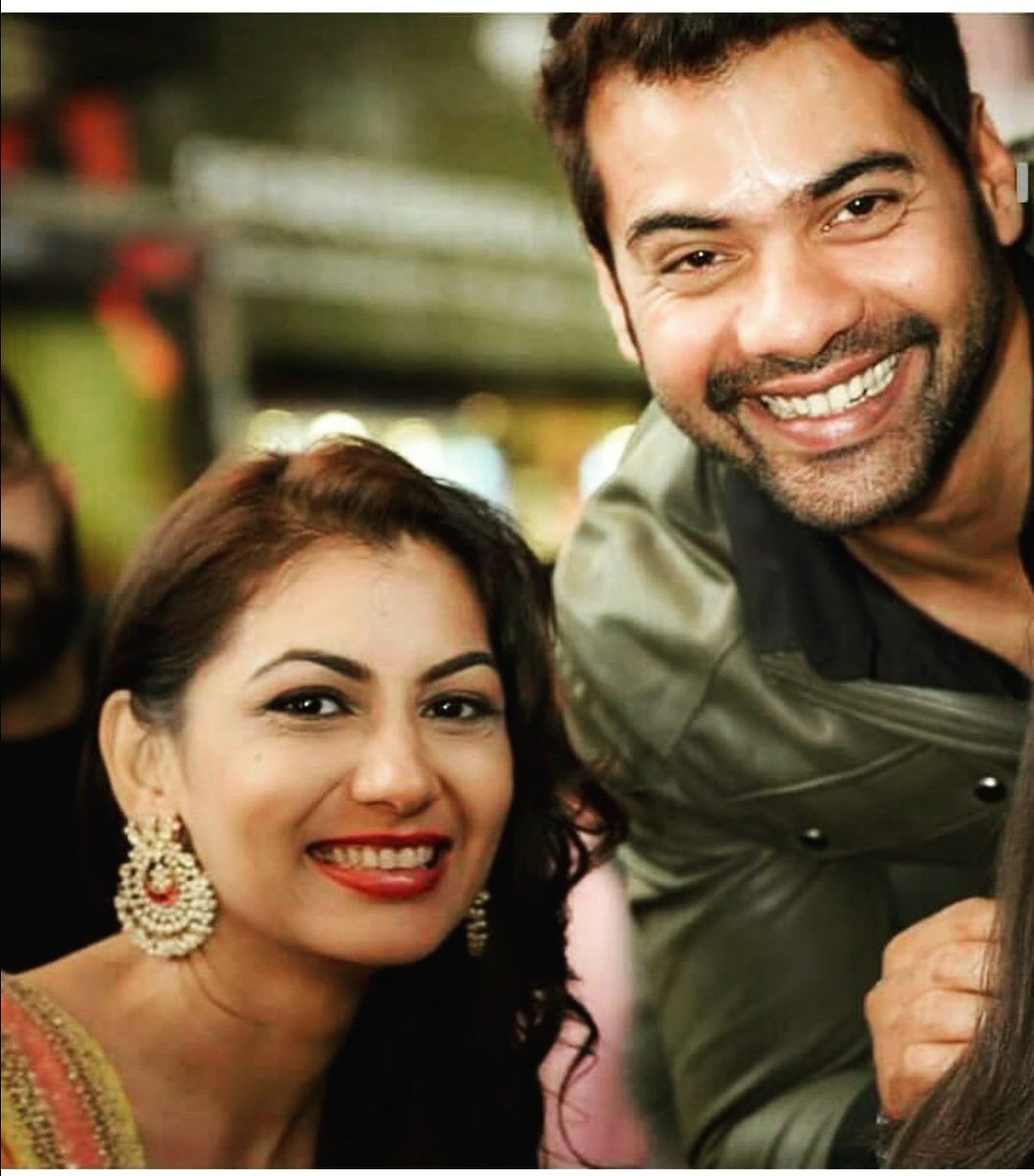 sritiholics's tweet photo. Diwali 2016 β€πππ @sritianne @SHABIRAHLUWALIA
#majorthrowback #throwbackthursday
#timesquare2016 #dats2016 #diwaliwithandtv #timesquare #sritijha #shabirahluwalia #abhigya #pragya #munni
#SritiShabbirNYC
#kumkumbhagya #lovelove #happylove #iniyairumalargal #twistoffate https://t.co/w1wtspRBTb