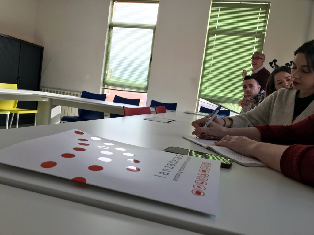 LanzaderaNalon's tweet photo. #FelizJueves estamos en @Valnalon en una charla de la mano de #JoseAntonioVega sobre el #emprendimiento @mayte_garcia @fundacionTef @FundacionSMLRPH @innorbita @Lanzaderas_EES #FSE https://t.co/o6IEUg5TC4