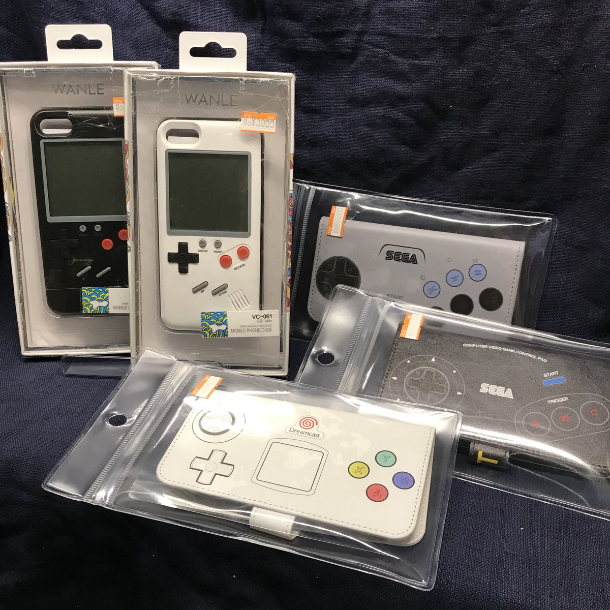ヴィレッジヴァンガード 柏マルイ Twitterissa 懐かしい 昔のゲームがスマホケースになっちゃった ドリキャス メガドライブ セガサターンのコントローラー風 手帳型スマホケース 3000 税 ゲームボーイ風スマホケース こちらのケースは実際に遊べる ヴィレッジヴァンガード 柏マルイ Twitterissa 懐かしい 昔のゲームがスマホケースになっちゃった ドリキャス メガドライブ セガサターンのコントローラー風 手帳型スマホケース 3000 税 ゲームボーイ風スマホケース こちらのケースは実際に遊べる
