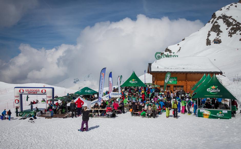 Veronique_Kanel's tweet photo. Samedi, on monte à #Verbier et on profite des animations dans le cadre du #VerbierHighFive: courses de #skicross, #slalom géant ou encore #waterslide, suivies d'un live #concert et d'un après-ski avec DJ. https://t.co/B7itQbRzhS @4Vallees @valaiswallis https://t.co/ir8eDmZsss