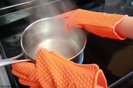 SiemensHome_In's tweet photo. In the heat of the moment, don't forget to wear hot pads or mitts on your hands, while moving around those tempting, yet piping hot dishes in the kitchen.
#KitchenSafetyFirst https://t.co/ioxW7tycCU