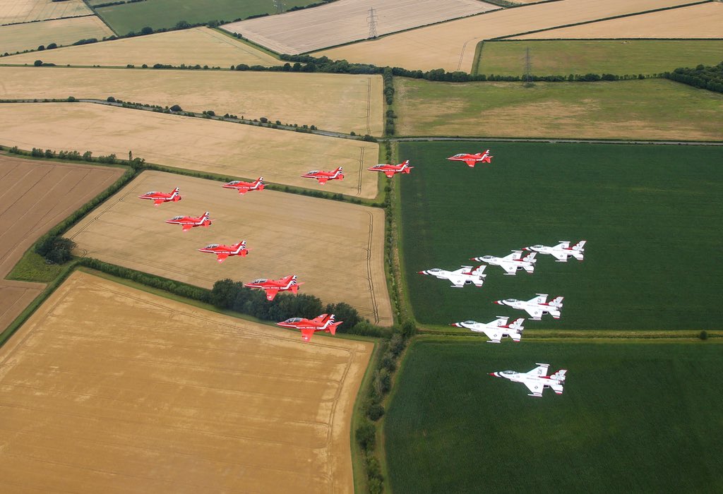 rafredarrows's tweet image. The thoughts of every member of the Red Arrows are with our close friends the @AFThunderbirds at this tragic time, following the loss of one of their pilots.