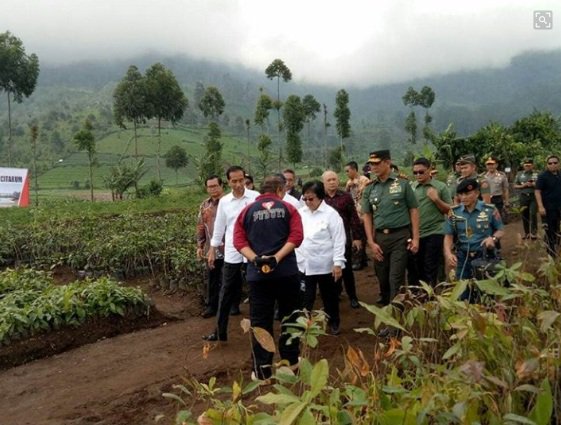 GedungG's tweet photo. #agpeduli 
#AGPeduliBumi #AGPearthday
 #EarthDay #EndPlasticPollution #lessplastic #earthday2018 @tamblingwildlife @agpeduli #AGPeduliCitarum #citarumlestari #citarumharum
@TamblingID https://t.co/HDGjlAVJti