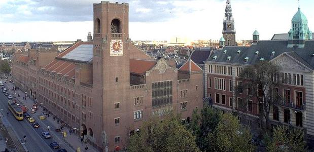 WUmbrellaTours's tweet photo. A solo unos minutos a pie de la Plaza Dam, encontramos este edificio construido en 1896 y que recibe su nombre del famoso arquitecto holandés Hendrik Berlage. El 2 de febrero de 2002, fue donde se celebró la boda civil entre el actual rey Guillermo-Alejandro y la princesa Máxima https://t.co/0OaxoC34Xn