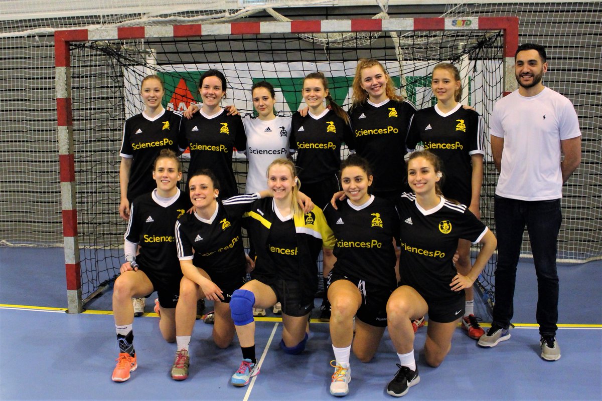 Félicitations à l'équipe féminine de handball 🤾‍♀️ de Sciences Po qui est en demi-finale des championnats de France universitaire ! 👏 cc <a href="/ASSciencesPo/">AS Sciences Po</a>