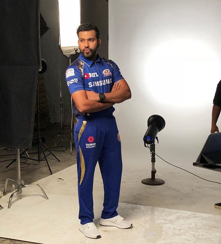 RO45fans's tweet photo. Hitman in MI blue👌👌😍
#RohitSharma #MI #MumbaiIndians #Ipl11 #ipl #rohit https://t.co/DqNifbY6q9