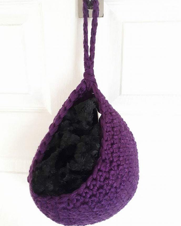 Kellskraftsgb1's tweet image. Are you always trying to find a home for hats, scarf, gloves, toy cars or dinosaurs? 
I definitely am!

So I've made myself this.
It's a hanging basket of the indoor variety, great for storing those bits and pieces that don't seem to have a home
#indoorstorage #handmadestorage