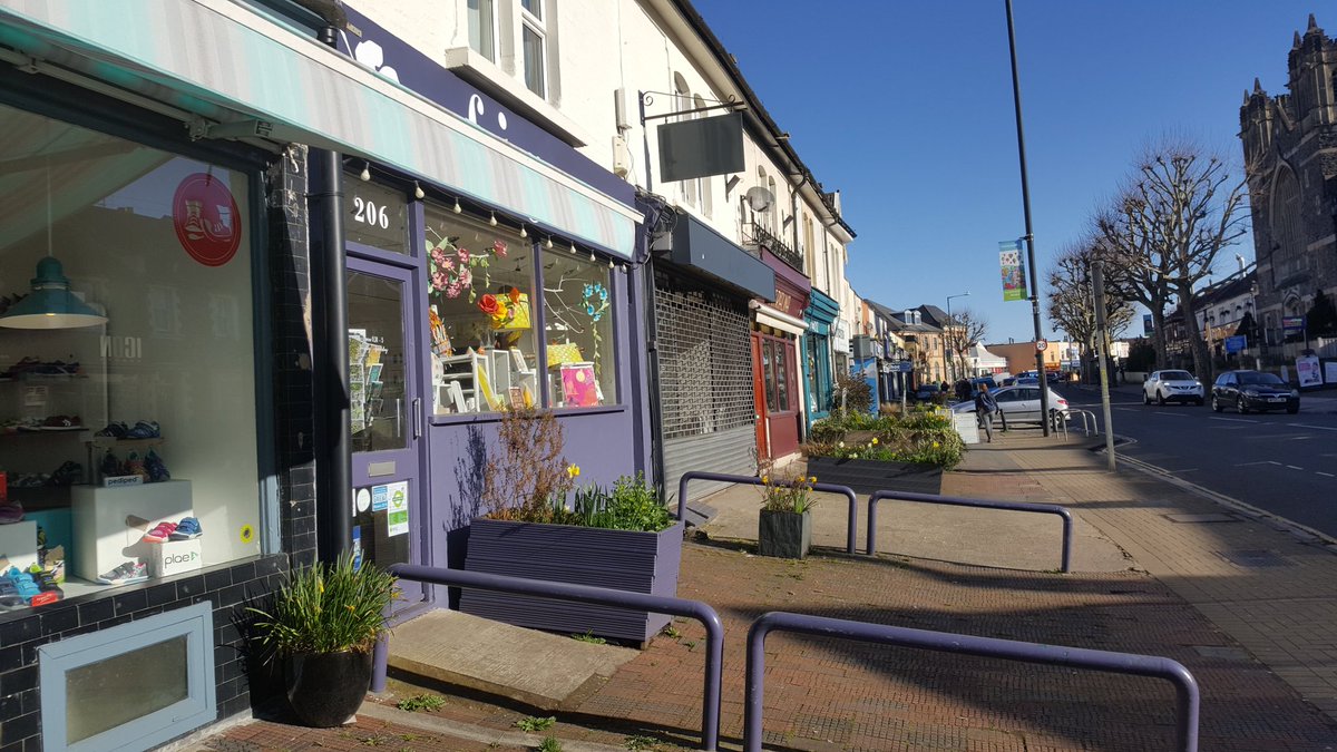 At last! A sunny day on #GloucesterRoad ! <a href="/room212gallery/">Room 212</a> <a href="/oddsoxshoes/">Oddsox Shoes</a> @FigShopBristol <a href="/Artemis_Bristol/">Artemis Bristol</a> @JoesBakeryBris <a href="/GloucesterRoad/">Gloucester Road</a> <a href="/GlosRdArtBanner/">GlosRdArtBanners</a> @JoesBakeryBris