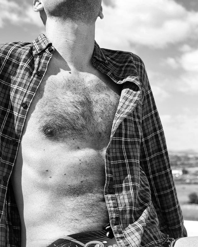JoseBadkid1982's tweet photo. Posando (o lo que sea) para @fotuchas #eastern #spring #summer #playa #bitch #picoftheday #blackandwhite #fotodeldia #estudio #photooftheday #chest #wind #modelolowcost #freedom #wild #camera #photoshoot #sport #feelinggood https://t.co/XgMFV4Z4I9 https://t.co/Z7MZ2dosNN