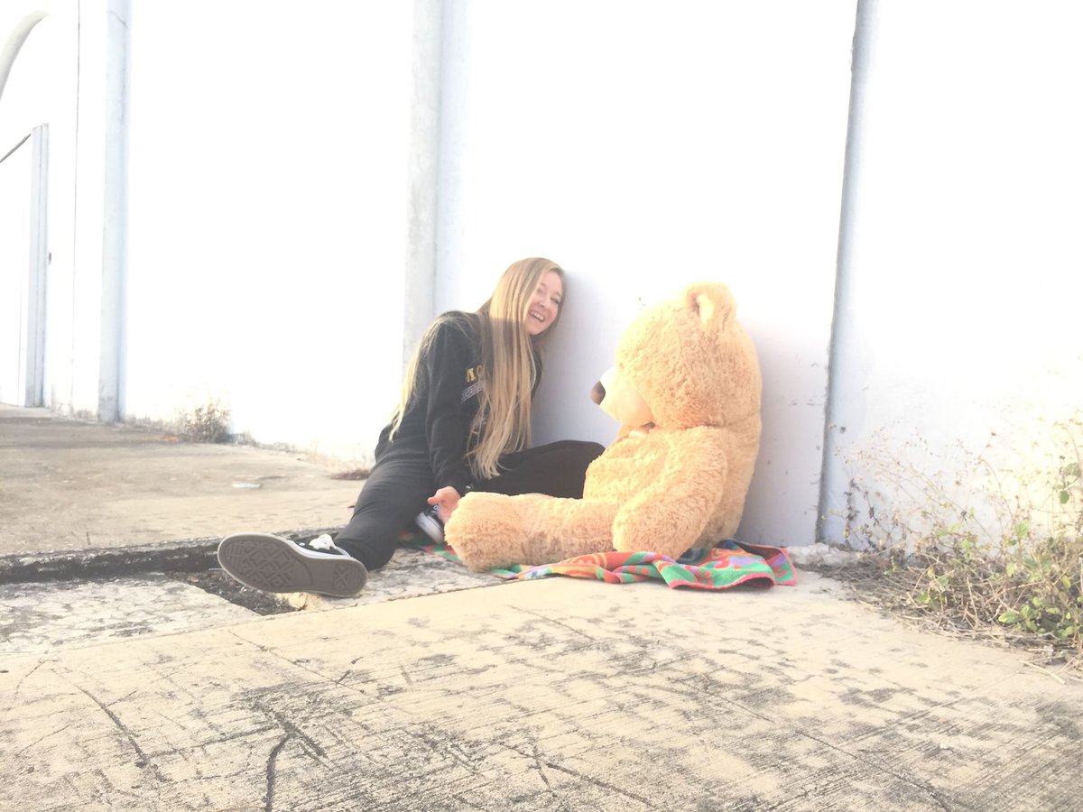 MarkLikesMusic's tweet photo. https://t.co/agvPcgmDRF @ItsMeJades
#HugABear 🐻#6April2018 #JadesGoudreault #ItsMeJades
#NewMusic https://t.co/PDeyYWOZKl