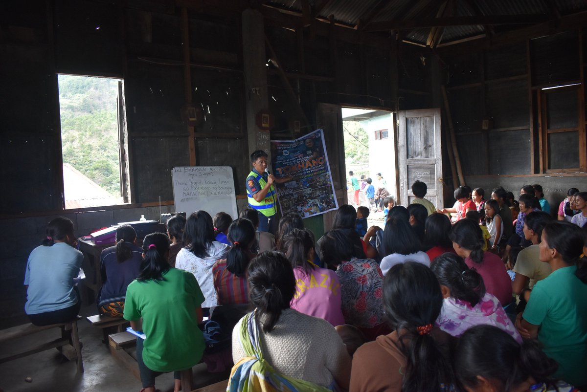 PNPSadanga1's tweet photo. Sadanga MPS participated in the Barangay Saclit Assembly Meeting #MASAMASASID #OplanDoubleBarrelReloaded #IntensifyCommunityAwareness #IECDistribution @PNPMtProvince @rwinp88 @ProcorRpcrd https://t.co/FgpH3Yylwp