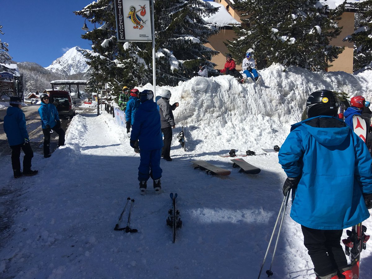 southmoor_ski's tweet photo. Gathering for our last day of action Southmoor/Sandhill #SMSKI https://t.co/vqtaz8xJCw
