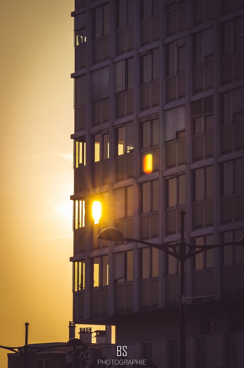 BS_Photographie's tweet photo. Il finira bien par revenir à @Chateauroux36 ...! 🌞 #soleil #transparence #HôtelDeVille #Mairie #Châteauroux #Chtx #MaVilleEstBelle #Sun #PicOfTheDay @ChateaurouxOT https://t.co/oBjk88BBQf