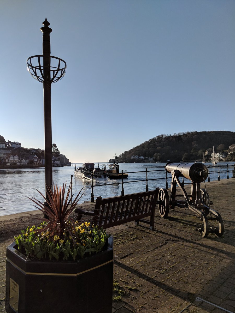 dartmouthphots's tweet image. The South Embankment this morning. Some strange bright thing in the sky!  #Dartmouth #Devon #sunshine