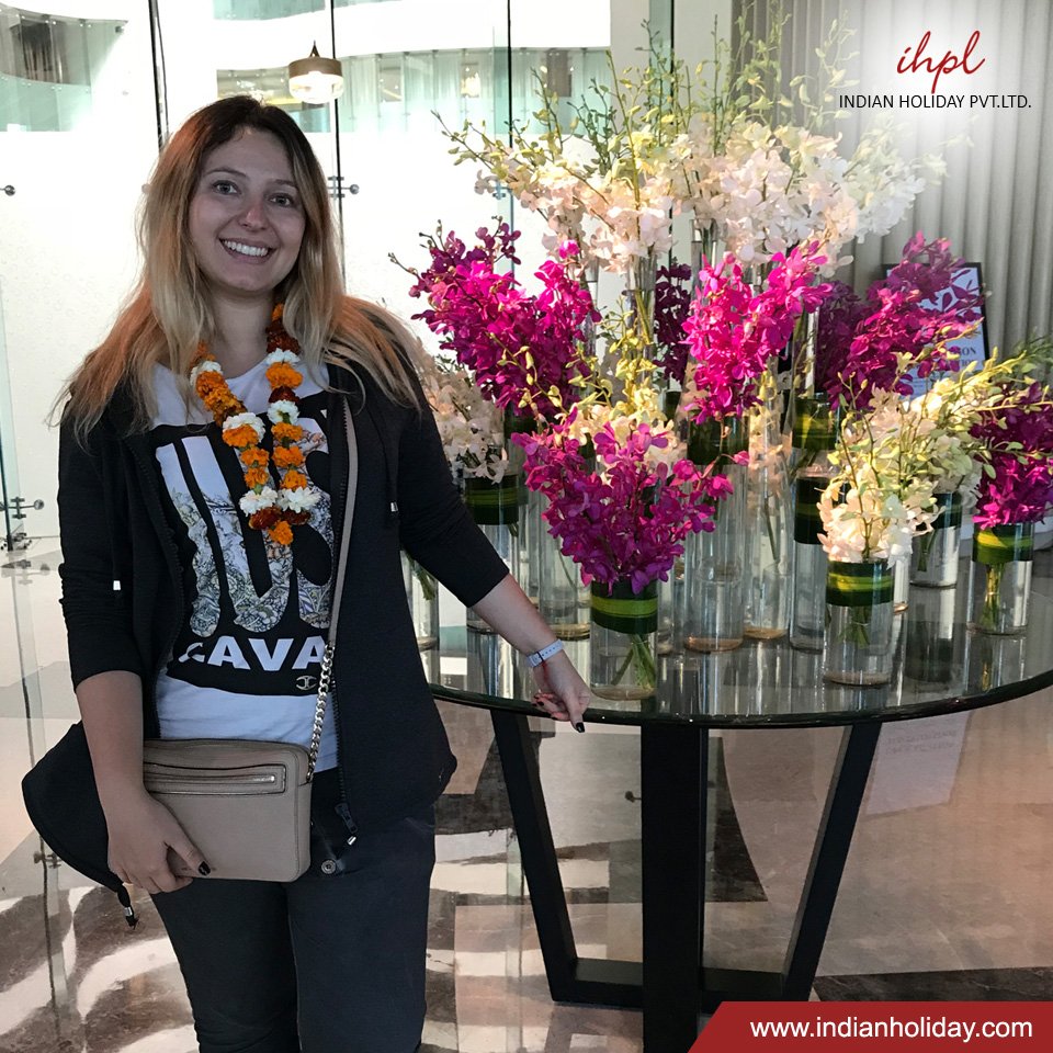 indianholiday's tweet photo. Ms Nadia Willington from #UK had a great time enjoying the #Golden_Triangle with Goa Tour. She was overjoyed with the warm hospitality. The 8 nights and 9 days tour helped her traverse the #iconic_destinations in India. https://t.co/HMfxZjKWPO