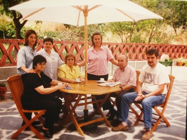 LaCasaDePasaron's tweet photo. Este año en La CASA de Pasaron celebramos el 20 aniversario. Ya no están nuestros padres, sin los que no hubiera sido posible. 20 años son muchos años y sobre todo.. les echamos de menos infinito.😍 #verateando
#20aniversario #hotelrurallacasadepasaron #lavera #igers #igerss… https://t.co/66QrCNHjmf