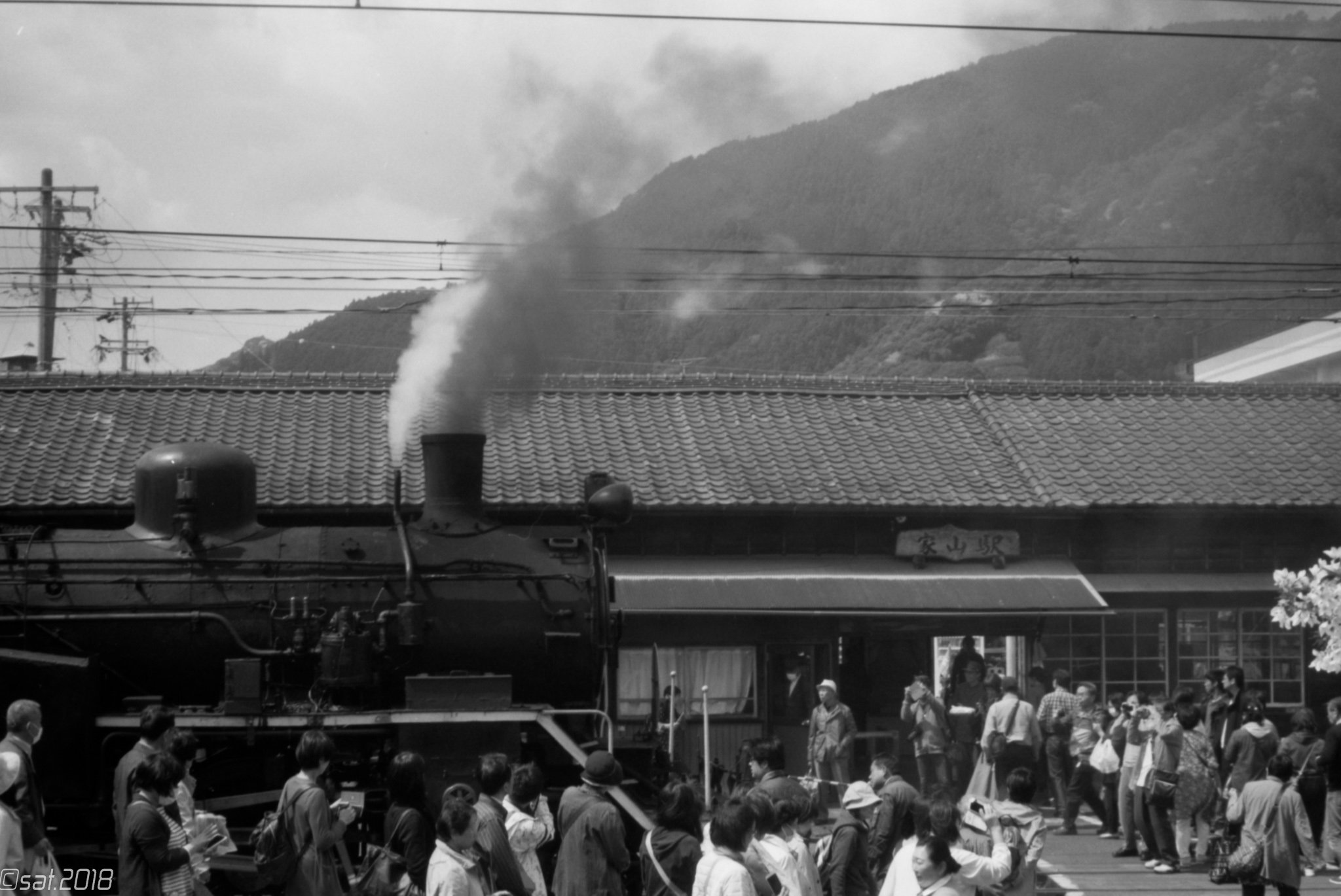ワサビモナカ モノクロフィルムでslと家山駅撮ったら タイムスリップしてしまった 大井川鐵道 家山駅 ワサビモナカ モノクロフィルムでslと家山駅撮ったら タイムスリップしてしまった 大井川鐵道 家山駅