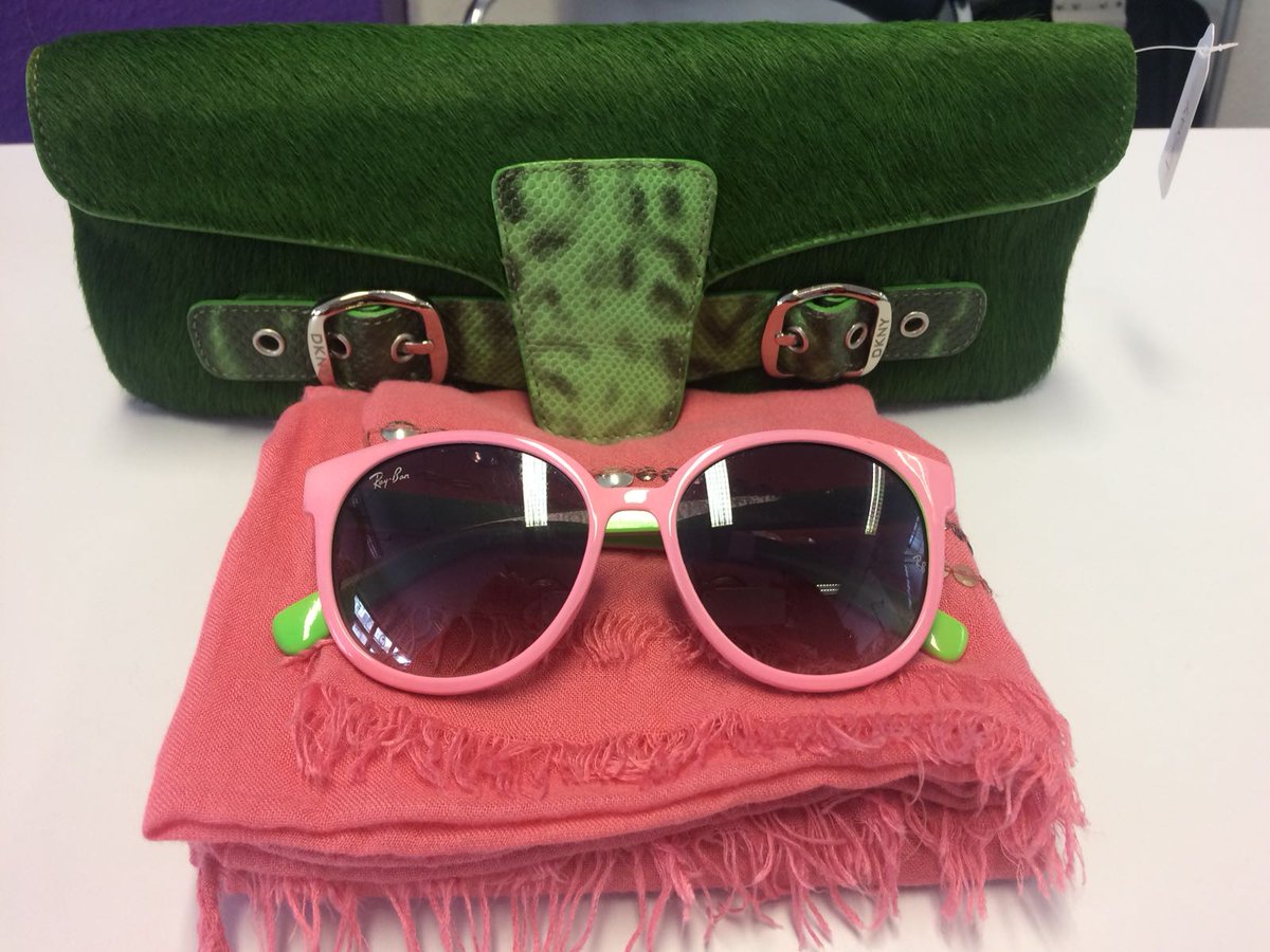 Happy Thursday beautiful people! We’ve some lovely accessories in our shop, pop by we open at 10am. Have a super day! 😊🌷🌸👠👚👛👡👕🧣