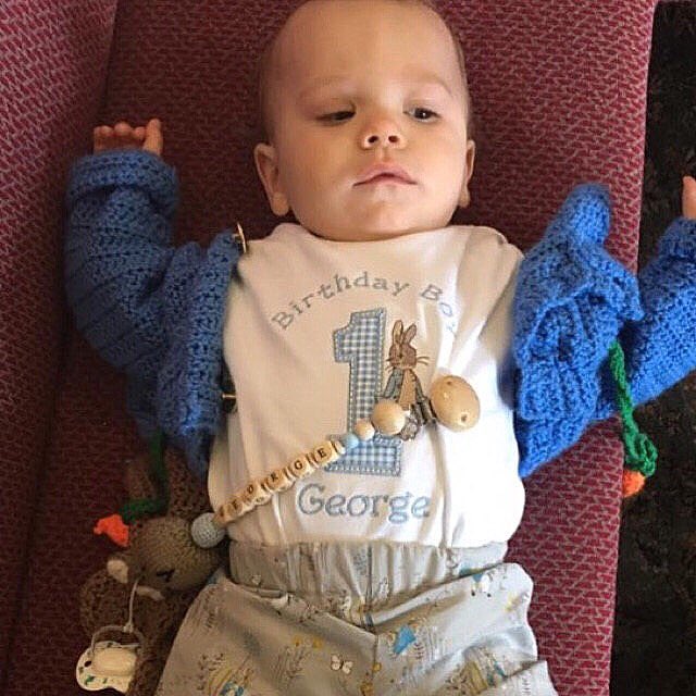 DebbieMHandmade's tweet photo. Baby George in our Peter Rabbit shorts on his 1st birthday😍
#peterrabbit #beatrixpotter #rabbit #firstbirthday #birthdayoutfit #babyboy #boywear #toocute https://t.co/MCy9zuPs8f