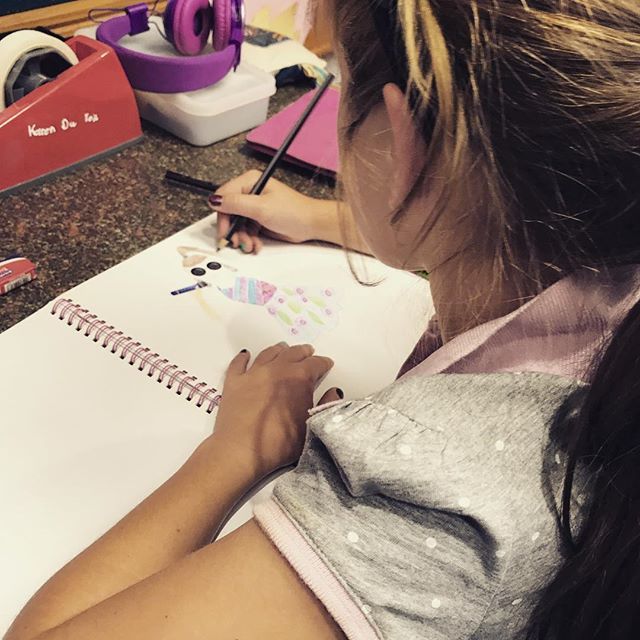 karentoittoit's tweet photo. Assistant at work today
#workingmomlife
#topmodelcolouring
#missfine
#momagain40
#workingmombutitstheholidays
#samomblogger
#samombloggers
#whatdoyoudowiththekids
#schoolholidaycraft
#kidatwork https://t.co/Q9vqfHJPnu https://t.co/JB4fRgkh0r
