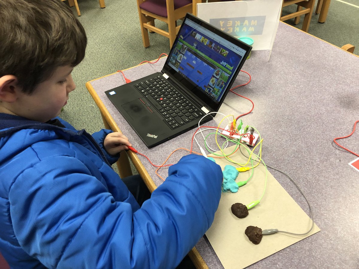 ewitt43's tweet photo. Open Library Night was buzzing with @DoInkTweets, @WonderWorkshop, @TouchCastEdu, @padcaster and @makeymakey in @ShannonResh’s Library. Parents and Ss had a wonderful night checking out books and learning. #phpackers https://t.co/wGJ5AKoroL