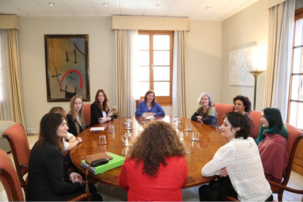 ElConsolat's tweet photo. La presidenta del @goib, @F_Armengol, rep en audiència el Col•lectiu de Dissenyadors i Productors de Moda de Mallorca. https://t.co/m3GgoBX9am