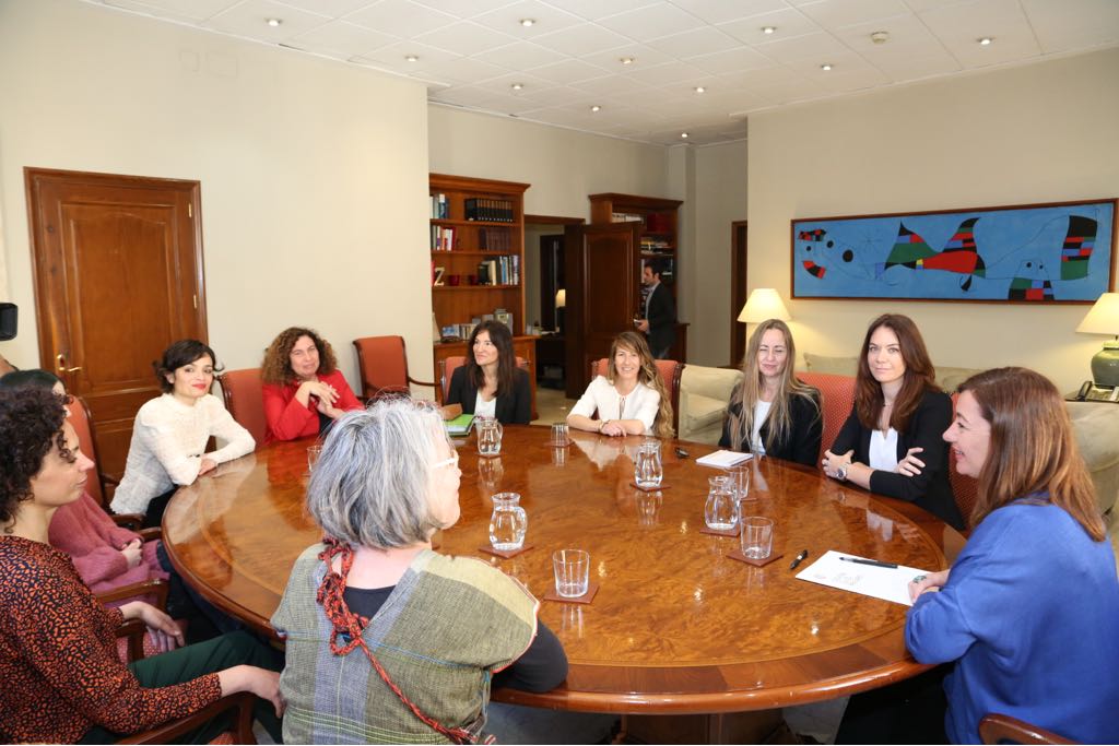 ElConsolat's tweet photo. La presidenta del @goib, @F_Armengol, rep en audiència el Col•lectiu de Dissenyadors i Productors de Moda de Mallorca. https://t.co/m3GgoBX9am