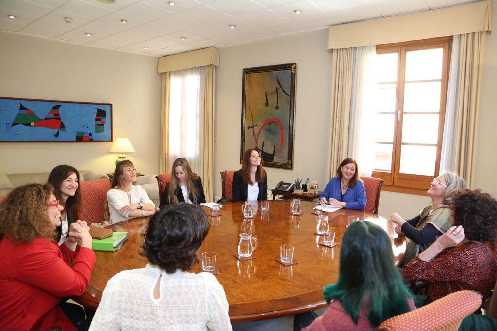 ElConsolat's tweet photo. La presidenta del @goib, @F_Armengol, rep en audiència el Col•lectiu de Dissenyadors i Productors de Moda de Mallorca. https://t.co/m3GgoBX9am