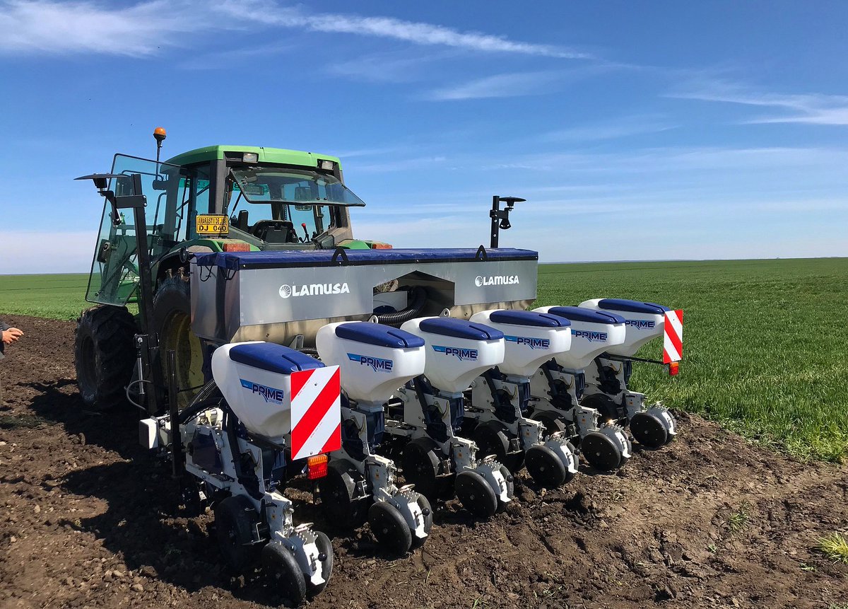 Lamusa_Agro's tweet photo. Nuestro distribuidor #CESIVO poniendo en marcha una #PrimePlanter #Lamusa en el sur de Rumanía. https://t.co/sdlyrlKN4W
