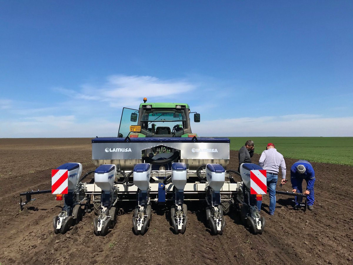 Lamusa_Agro's tweet photo. Nuestro distribuidor #CESIVO poniendo en marcha una #PrimePlanter #Lamusa en el sur de Rumanía. https://t.co/sdlyrlKN4W