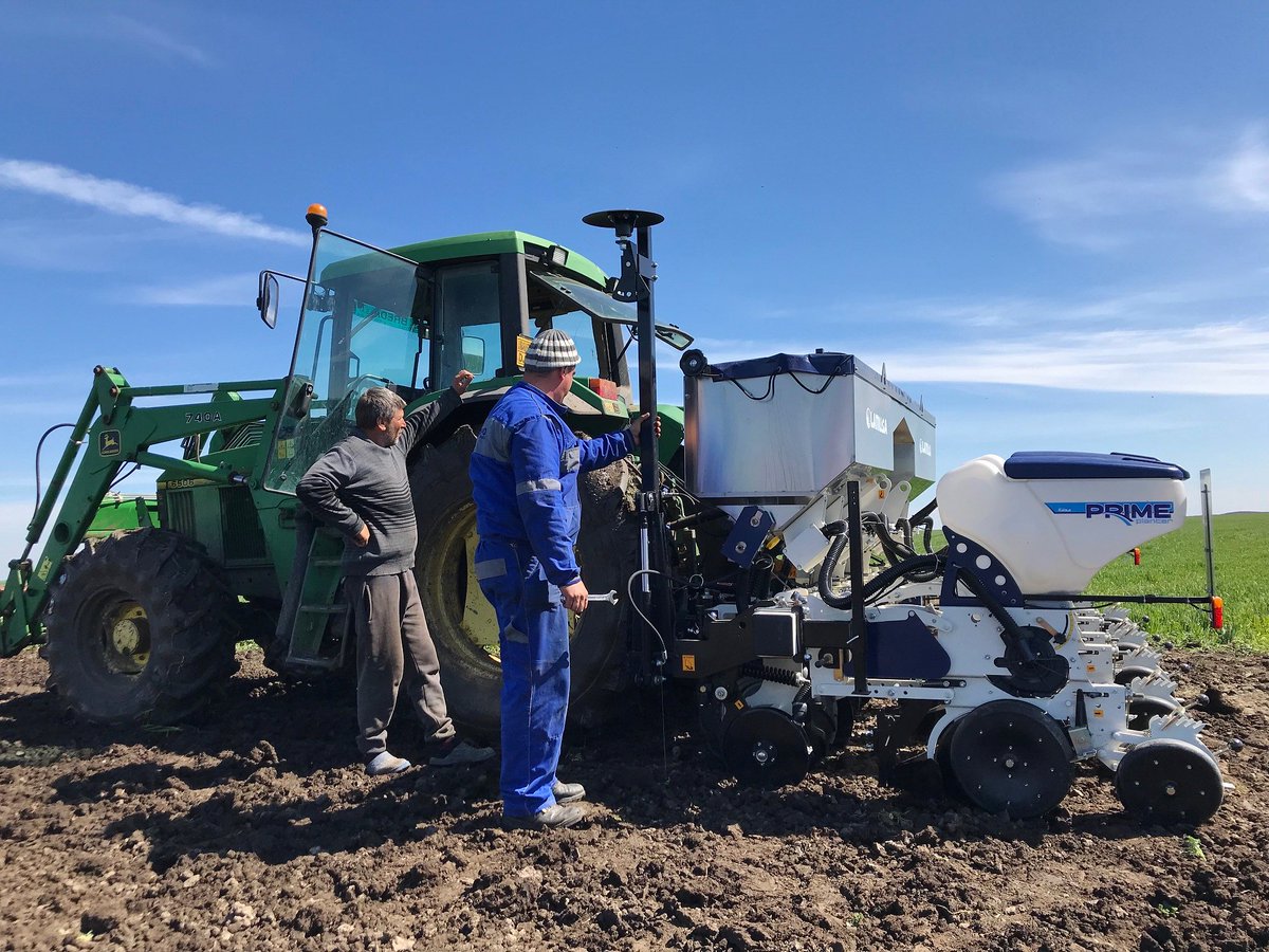 Lamusa_Agro's tweet photo. Nuestro distribuidor #CESIVO poniendo en marcha una #PrimePlanter #Lamusa en el sur de Rumanía. https://t.co/sdlyrlKN4W