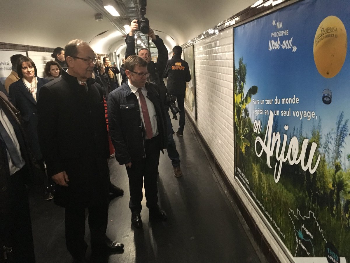 Maine_et_Loire's tweet photo. L'#Anjou débarque dans le #métro de #Paris ... en chair et en os ! 
Une  délégation #tourisme #MaineetLoire conduite par @ChGillet49 et  @chalopinbauge découvrent in situ la campagne d'affichage qui colore la  capitale depuis qq jours.
https://t.co/5JZzuI2FOH https://t.co/mynGPD4B9d