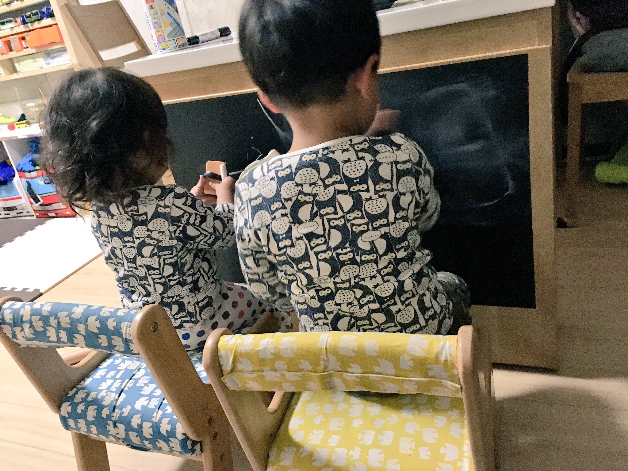 Oko ダイソーのブラックボードシートとセリアの黒板消しでリビングの机の横にラクガキコーナーを作ってみた 中々良き ダイソー セリア ブラックボードシート 書き心地良し
