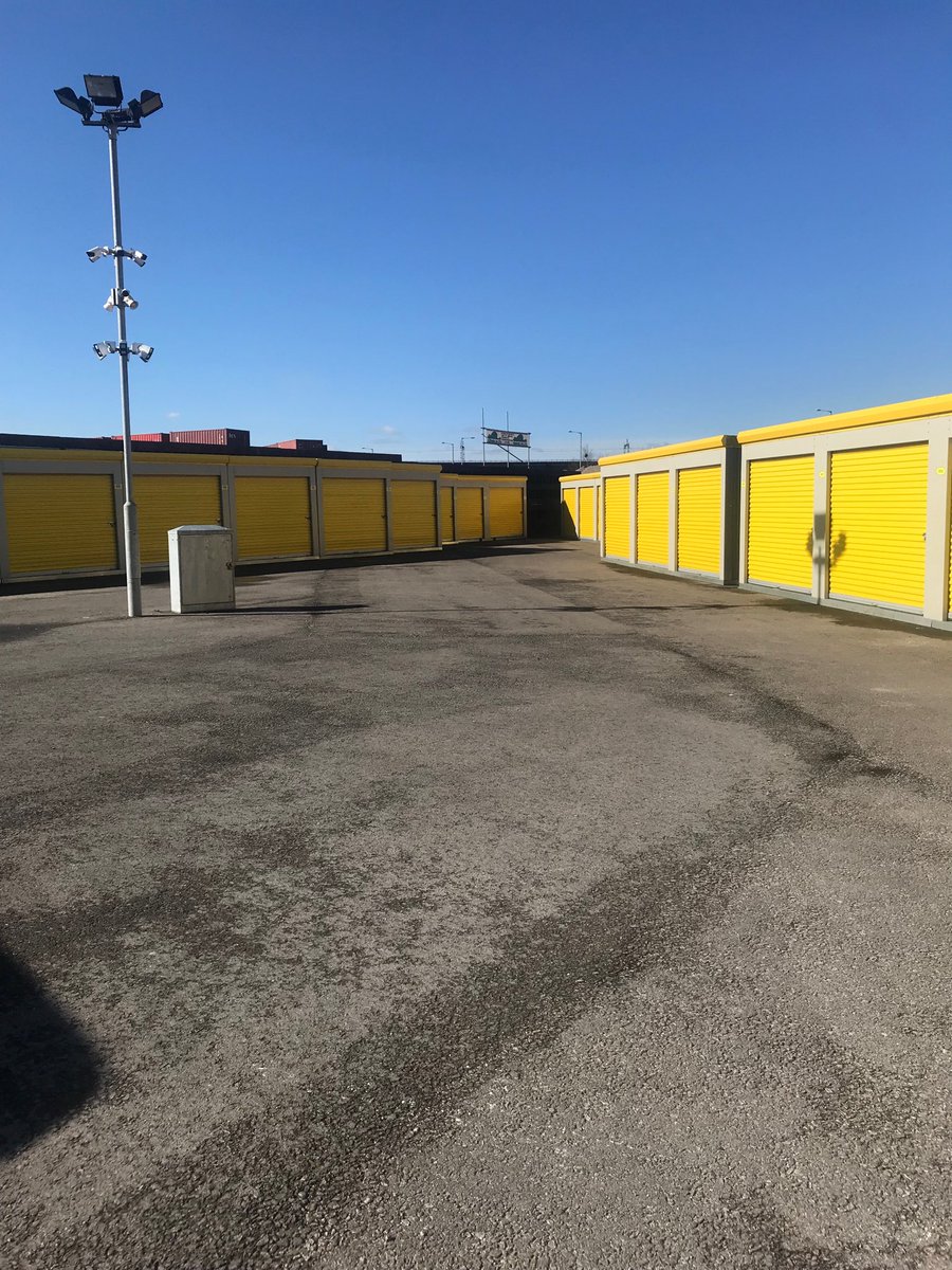 SmartKellyM's tweet image. The Sun is shining on our fabulous Drive up units @SmartStorageNW #widnes  Ideal for car, trailer and motorbike storage call 0151 2140133 today to find out about the fantastic Spring offers ☀️☀️☀️