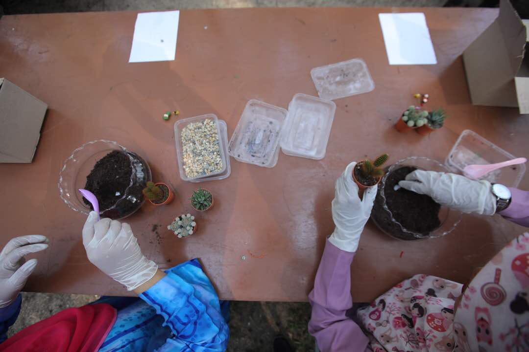 HPPNK2021's tweet photo. Demonstrasi Terrarium | Kluster Florikultur sempena Karnival Usahawanita Road to Maha 2018, Kemaman Terengganu | Khamis 5 April 2018.

#roadtomahakemaman
#segalanyawanita
#ourfoodourfuture
#MAHA2018 https://t.co/CBMyaS1Bsv