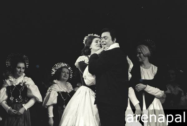 arenapal's tweet photo. Exclusive preview of 1965 La Sonnambula, #LucianoPavarotti as Elvino and #JoanSutherland as Amina at the @RoyalOperaHouse. Photo by John Timbers  #johntimbers #opera #classicpicture #PictureOfTheDay #Archives See More https://t.co/iR5Vt8fah1 https://t.co/BkRCEzM0Fi