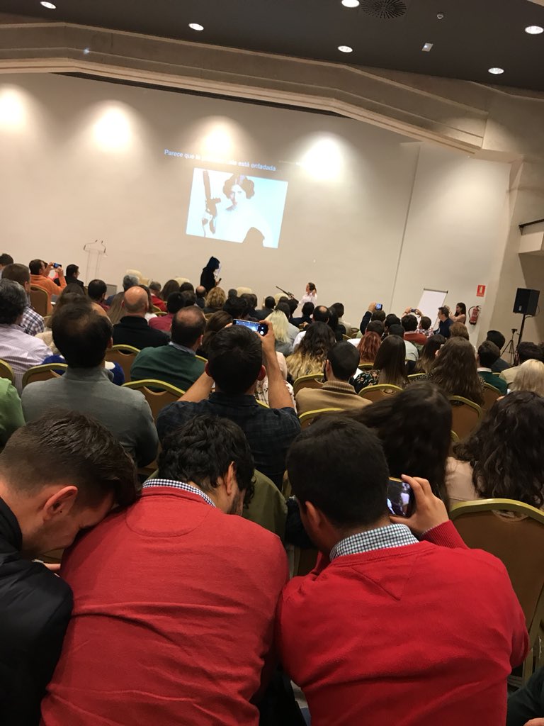 claraasome's tweet photo. #ECOMMERCETOURSV  enterprrtacion de star war a lo sevillano https://t.co/Md1TdoLMdF