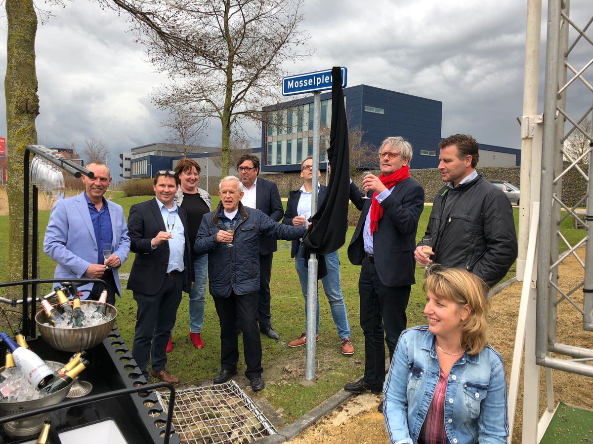 Intertraining's tweet image. Gisteren is het 'Mosselplein' op Businesspark Nieuw-Vennep Zuid onthuld, de nieuwe locatie van De Intertraining Netwerk- &amp;amp; Mosselparty. Als trotse hoofdsponsor waren wij hier natuurlijk bij!