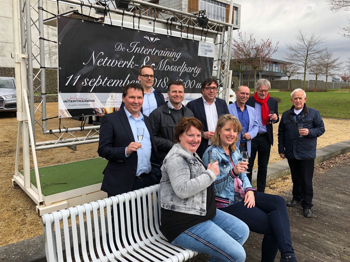 Intertraining's tweet image. Gisteren is het 'Mosselplein' op Businesspark Nieuw-Vennep Zuid onthuld, de nieuwe locatie van De Intertraining Netwerk- &amp;amp; Mosselparty. Als trotse hoofdsponsor waren wij hier natuurlijk bij!