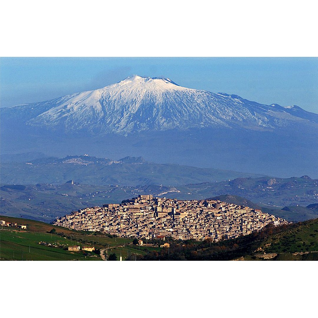 FordMilauto's tweet photo. Il Borgo di Gangi è la meta che vi suggeriamo per il vostro weekend! 
Ubicato nella provincia di Palermo, questo borgo è uno dei più apprezzati d'Italia. Grazie alla sua posizione privilegiata regala una vista mozzafiato dell'Etna. 
Da vedere assolutamente! #ford #travel #sicily https://t.co/yZyJkK8oHf